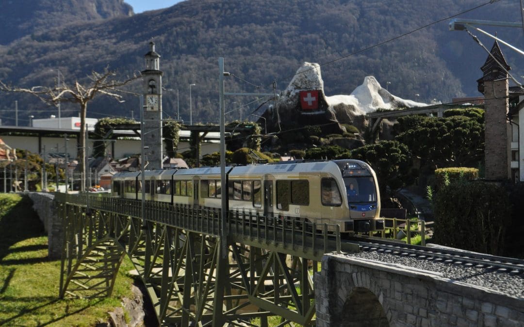The new Centovallina train races through Swissminiatur