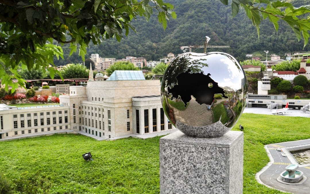 New art installation “The Swiss G. Tell Apple”